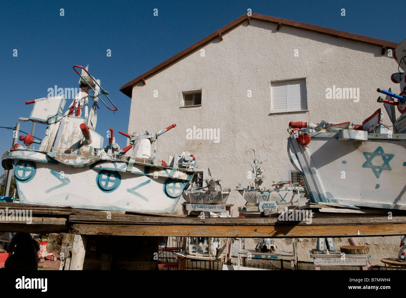 Sculptures représentant des bateaux militaires israéliens décorant une cour intérieure dans la ville méridionale de Netivot, Israël. Banque D'Images