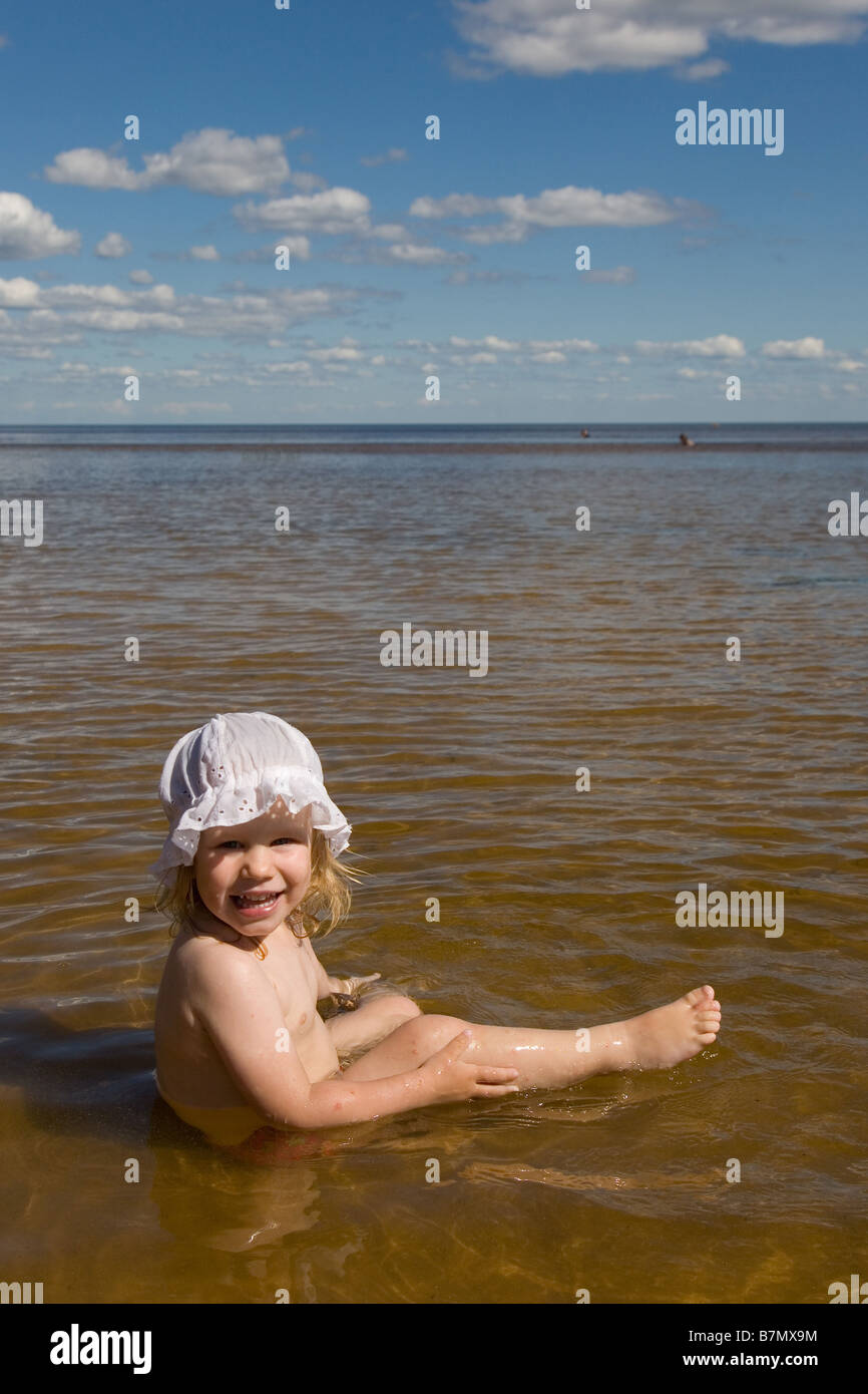 Deux ans, fille, jouant dans l'eau Banque D'Images