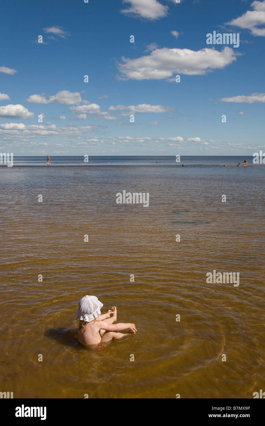 Deux ans bébé jouant dans l'eau Banque D'Images