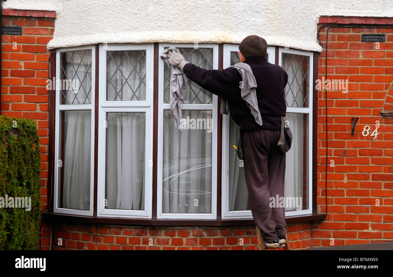 Nettoyage nettoyant vitre fenêtre en baie de maison résidentielle, Hounslow, Middlesex, Royaume-Uni. Banque D'Images