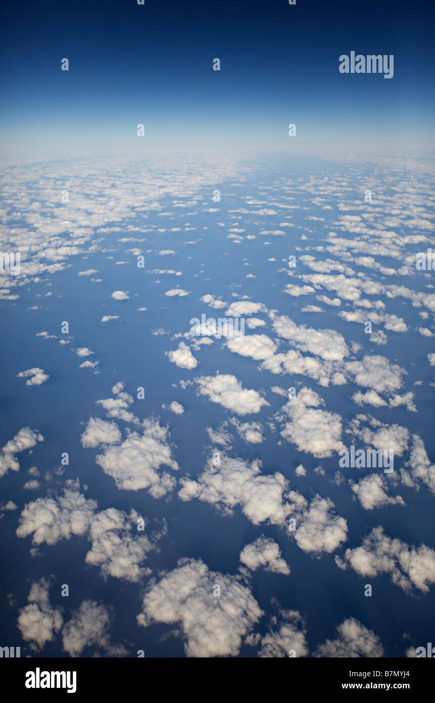 Les nuages duveteux blanc et bleu ciel Banque D'Images Les nuages duveteux blanc et bleu ciel Banque D'Images