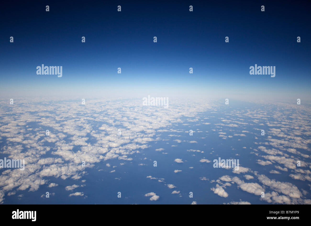Les nuages duveteux blanc et bleu ciel Banque D'Images Les nuages duveteux blanc et bleu ciel Banque D'Images