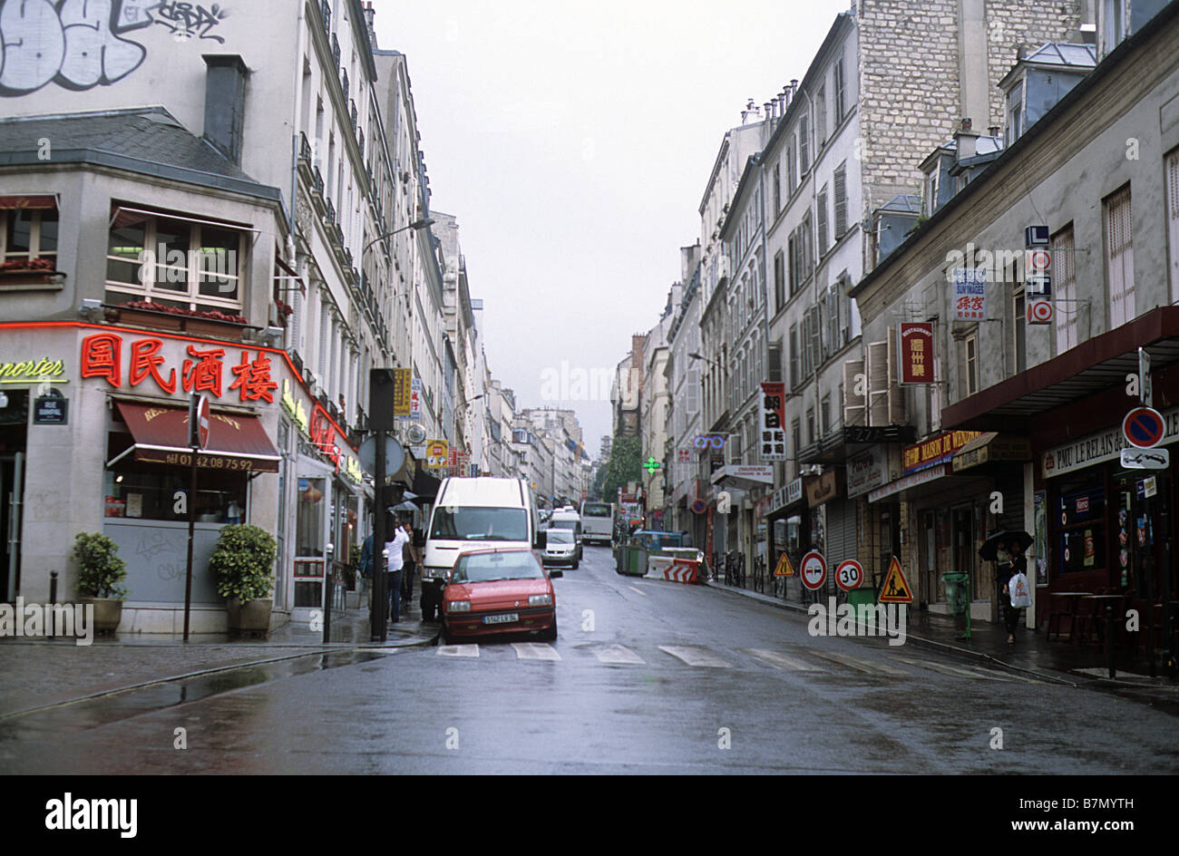 Paris, vue de la rue de Belleville de Ménilmontant, sous la pluie. Banque D'Images