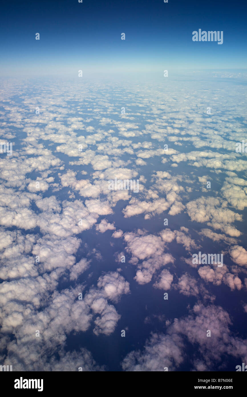 Les nuages duveteux blanc et bleu ciel Banque D'Images Les nuages duveteux blanc et bleu ciel Banque D'Images