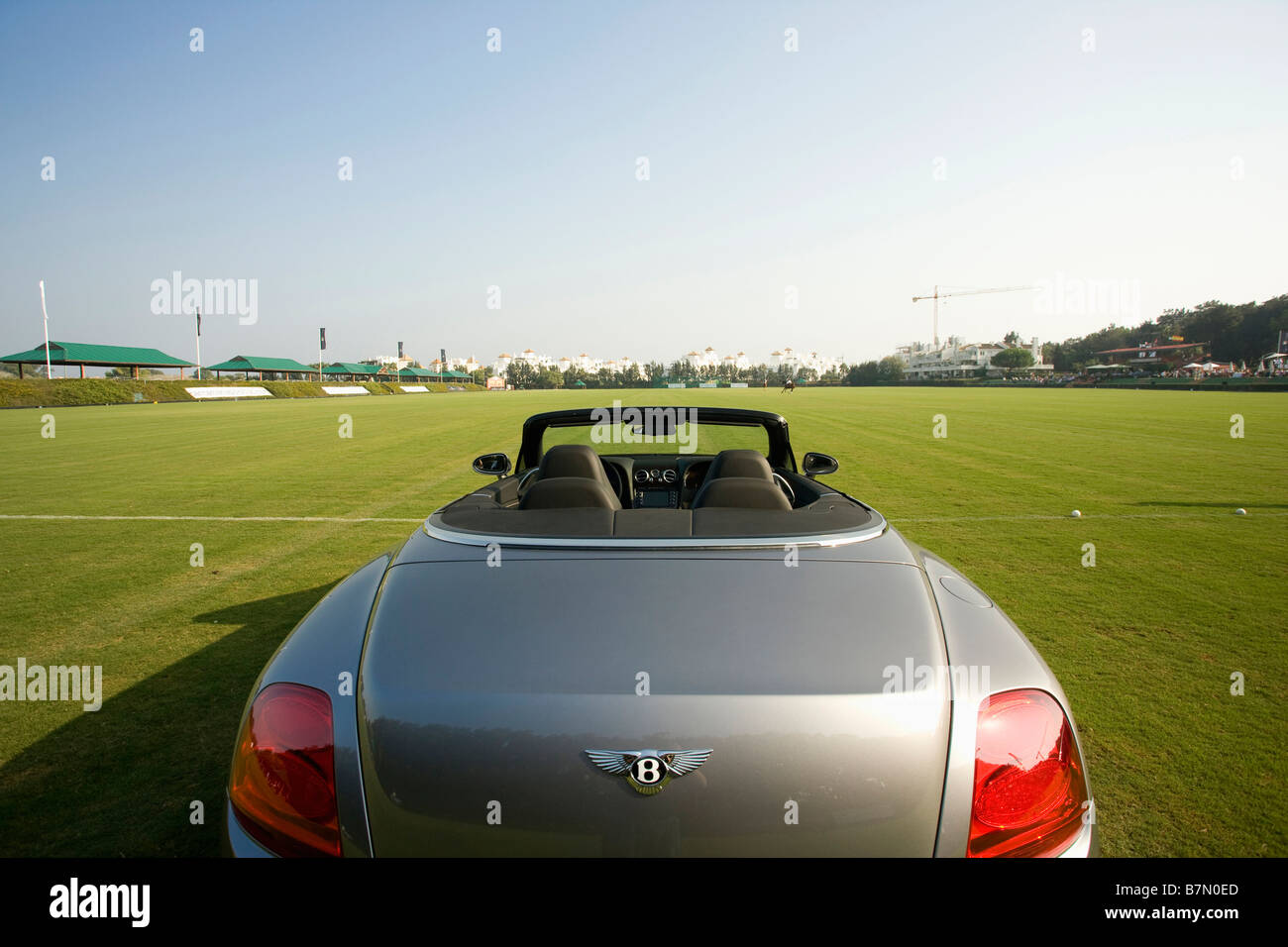 Vue arrière de l'argent Bentley voiture de sport sur Sotogrande Port Polo et la masse dans le sud de l'Espagne Banque D'Images