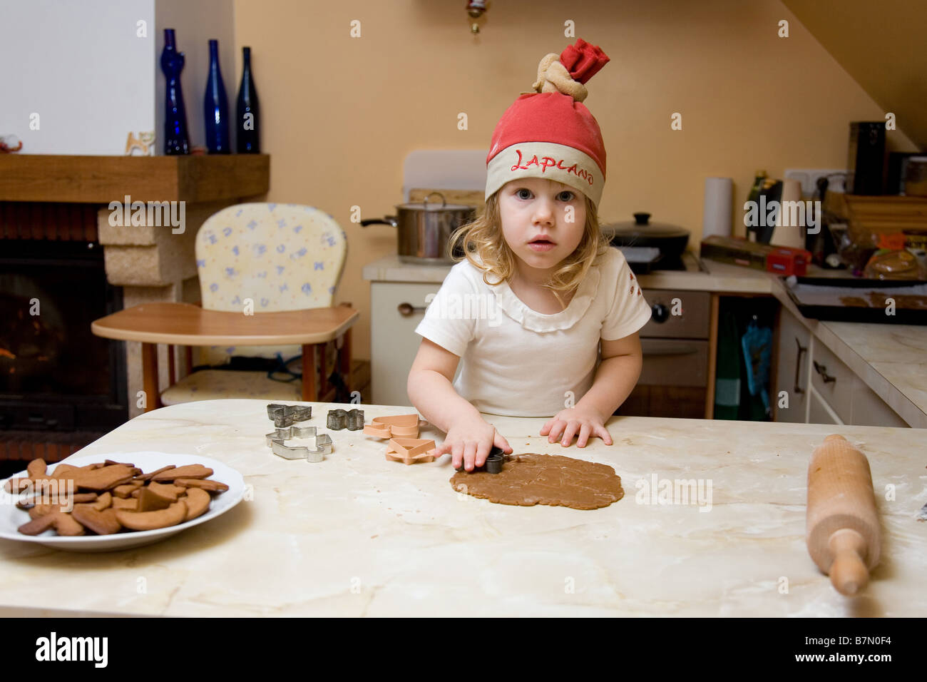 Deux ans, fille, la cuisson avec la mère d'Épices Banque D'Images