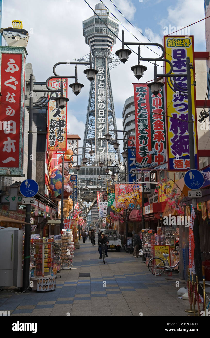 Osaka, Japon. Le Tsutenkaku (Tour atteindre le ciel), construit en 1912 et reconstruit en 1956, maintenant parrainé par Hitachi Banque D'Images