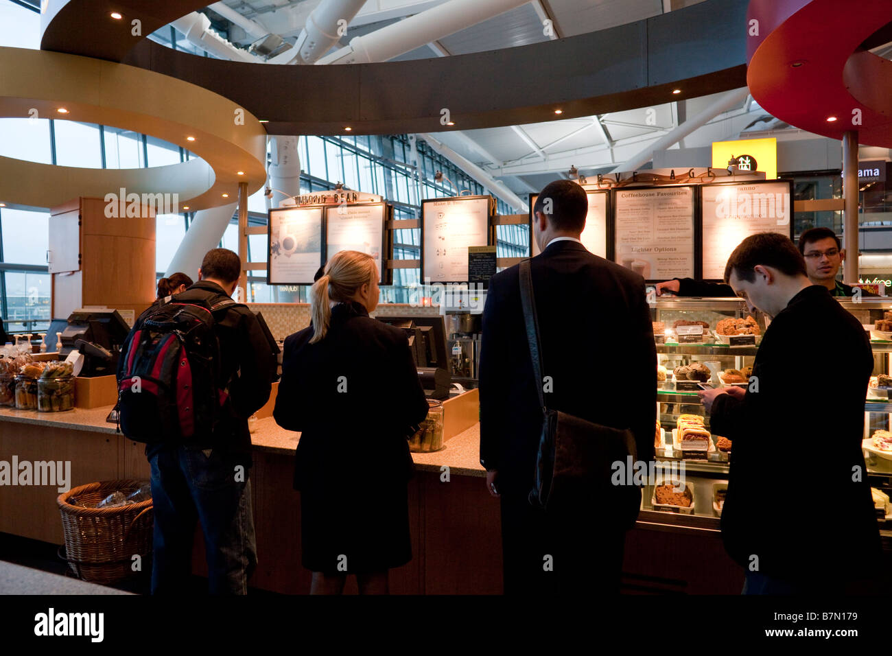 Café Starbucks Cafe, Terminal 5, Heathrow, Londres, Angleterre Banque D'Images