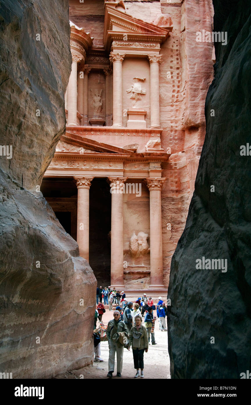 Les touristes visitent le Conseil du Trésor à Petra Banque D'Images