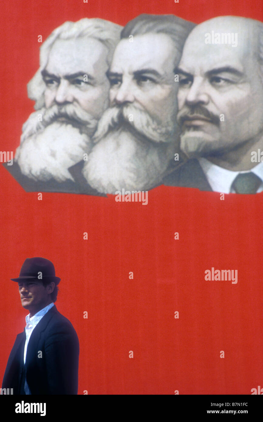 Homme marchant sur la Place Rouge, Moscou, Russie, URSS Banque D'Images