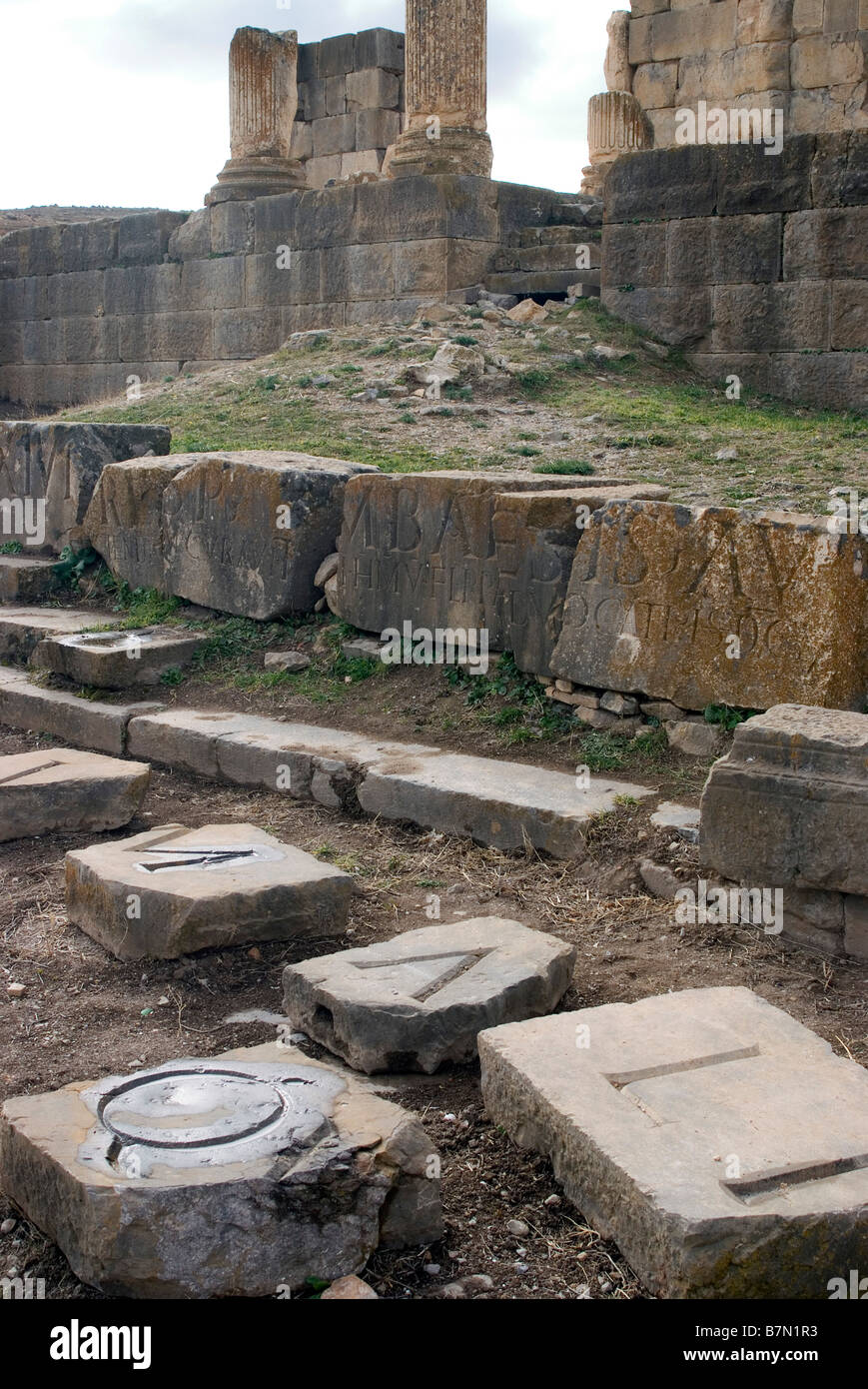 Capitoleum temple pour les trois dieux de Jupiter Saturne Junon et Minerve site romain de Lambaesis Algérie Banque D'Images