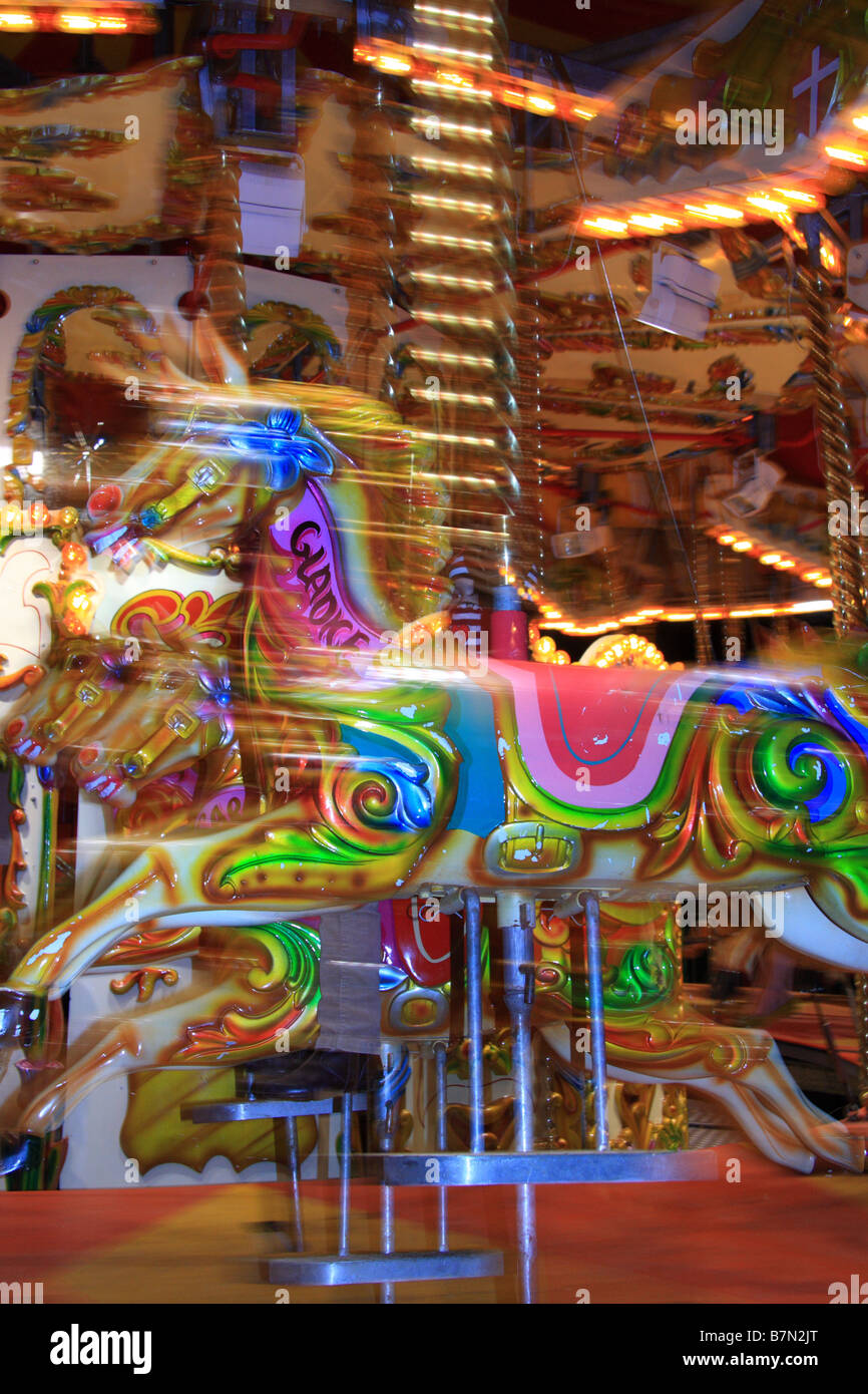 Détail floue/close up of horse/landcruiser sur fête foraine traditionnelle ride/carousel au Winter Wonderland event, Hyde Park, London, UK Banque D'Images