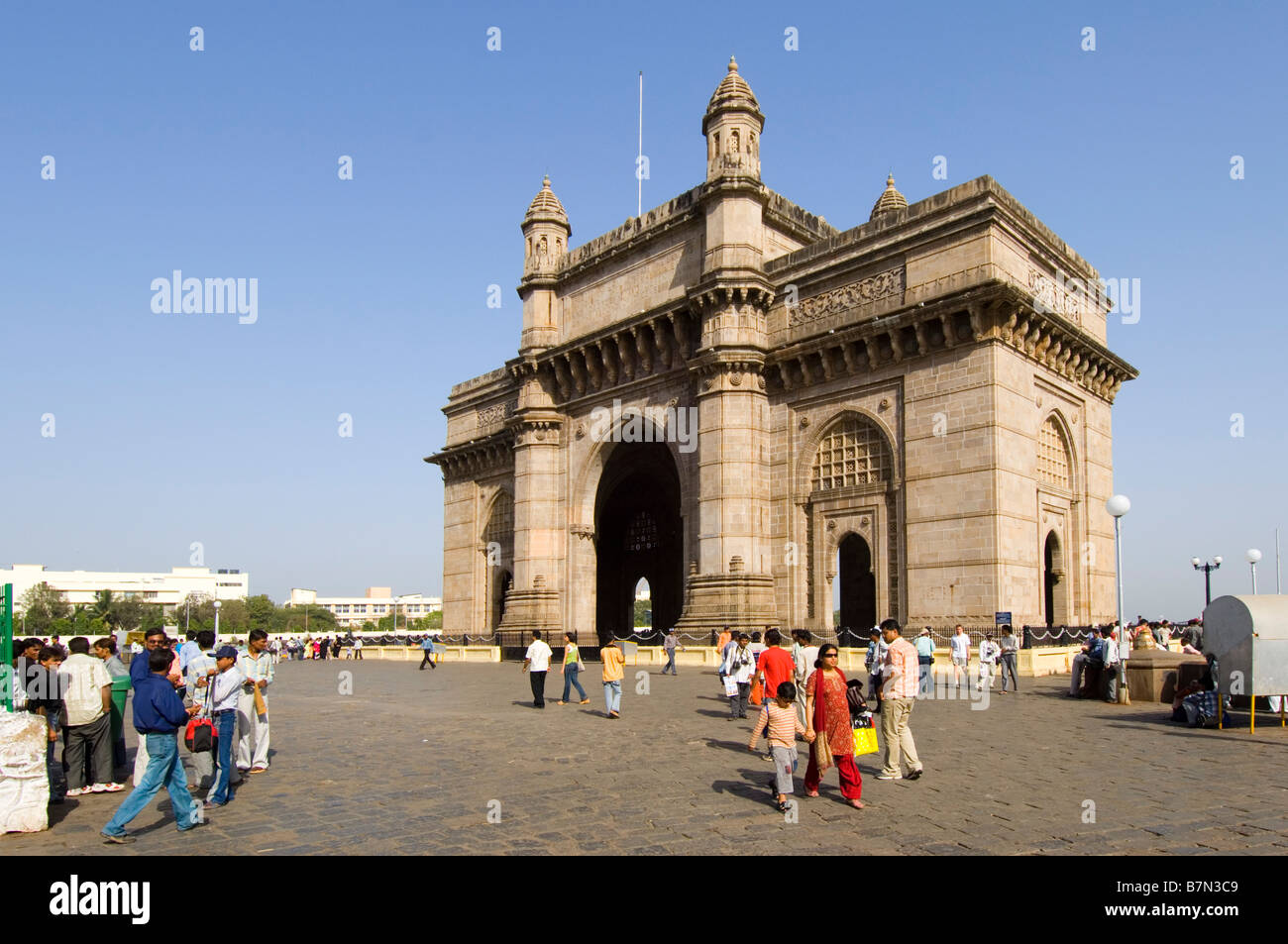 La porte de l'Inde avec les habitants et les touristes à visiter au soleil contre un ciel bleu. Banque D'Images