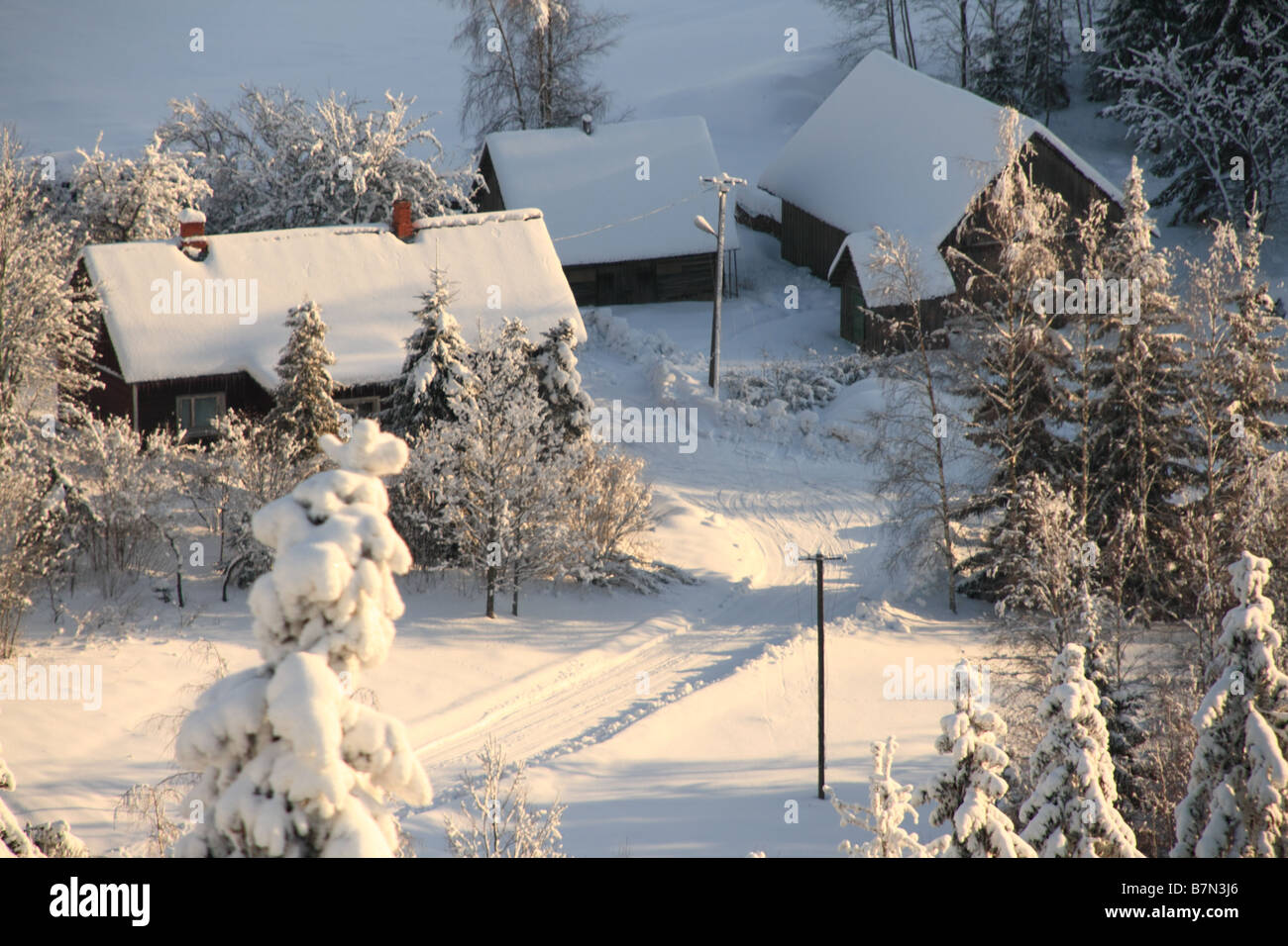 Areal voir des maisons de ferme en hiver en Haanja, Estonie. Banque D'Images