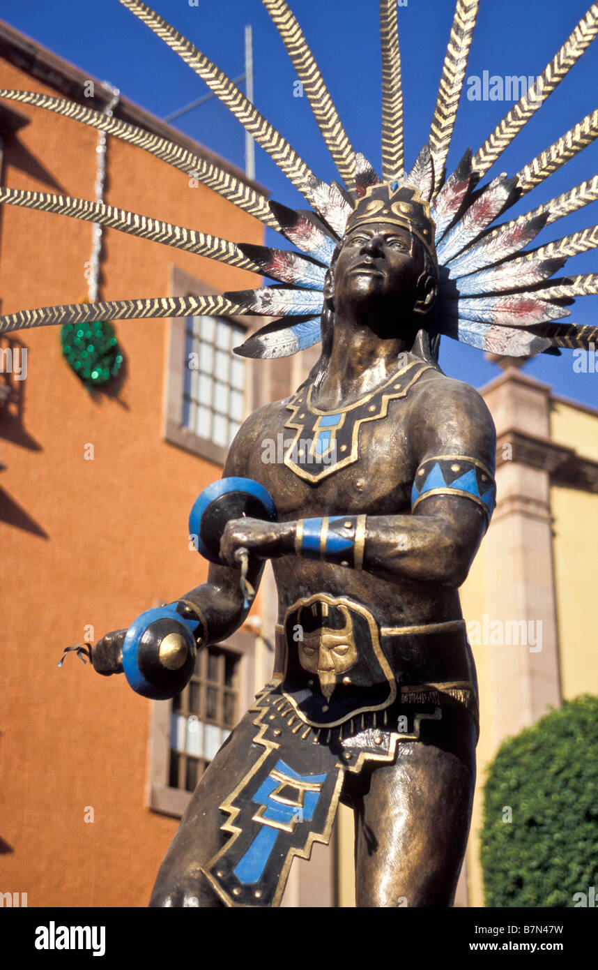Danseuse indienne plumes près de Templo de San Francisco dans la ville coloniale espagnole de Santiago de Queretaro, Queretaro, Mexique Banque D'Images