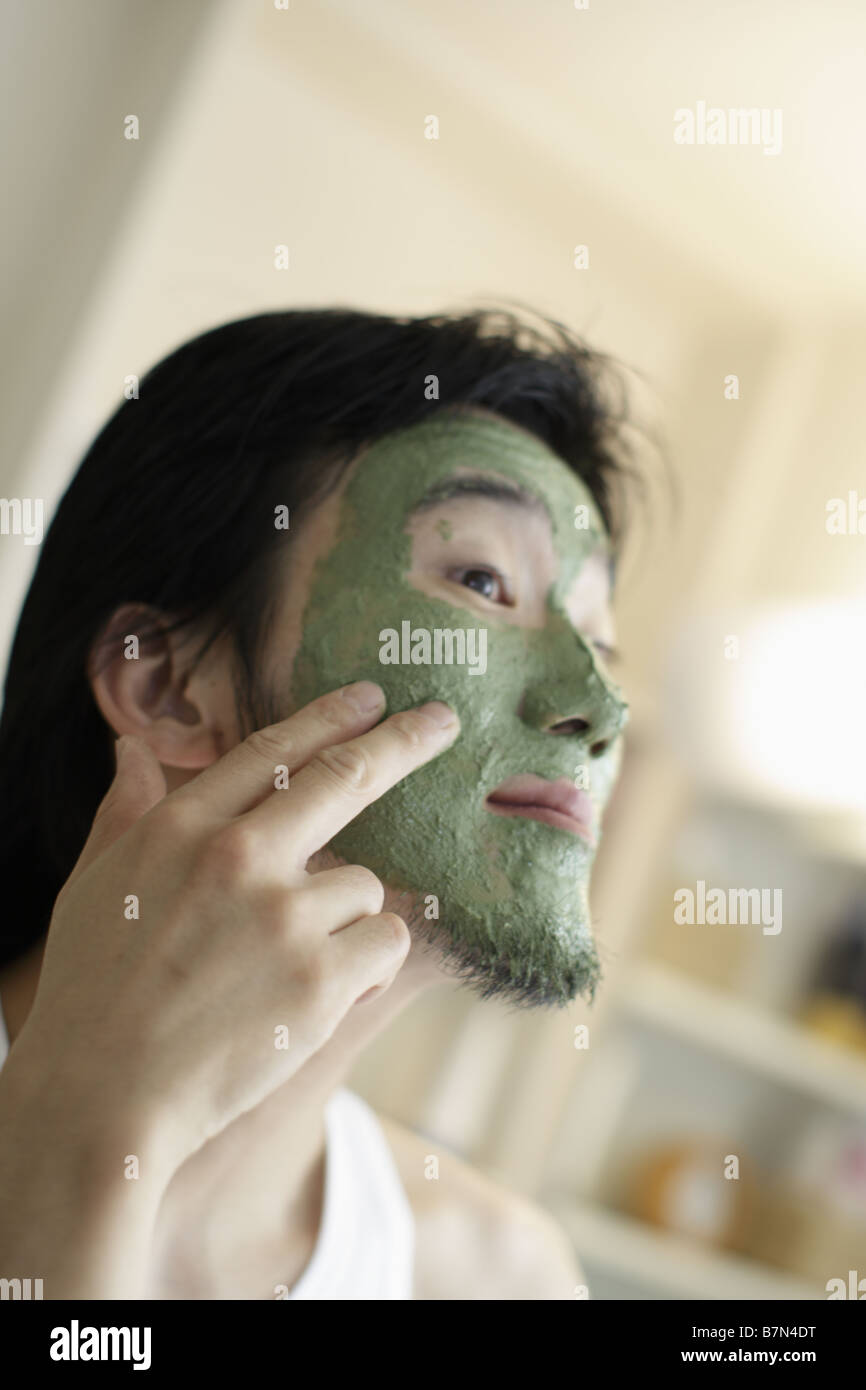 Un homme portant un masque facial Banque D'Images