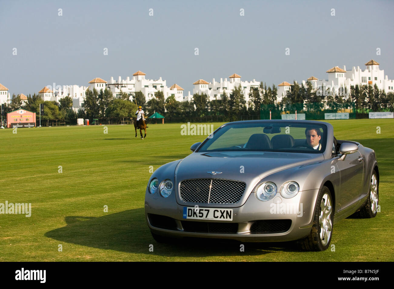Dans l'homme sports Bentley voiture à côté de polo d'avant de villas de  vacances à Sotogrande Polo et Port dans le sud de l'Espagne Photo Stock -  Alamy