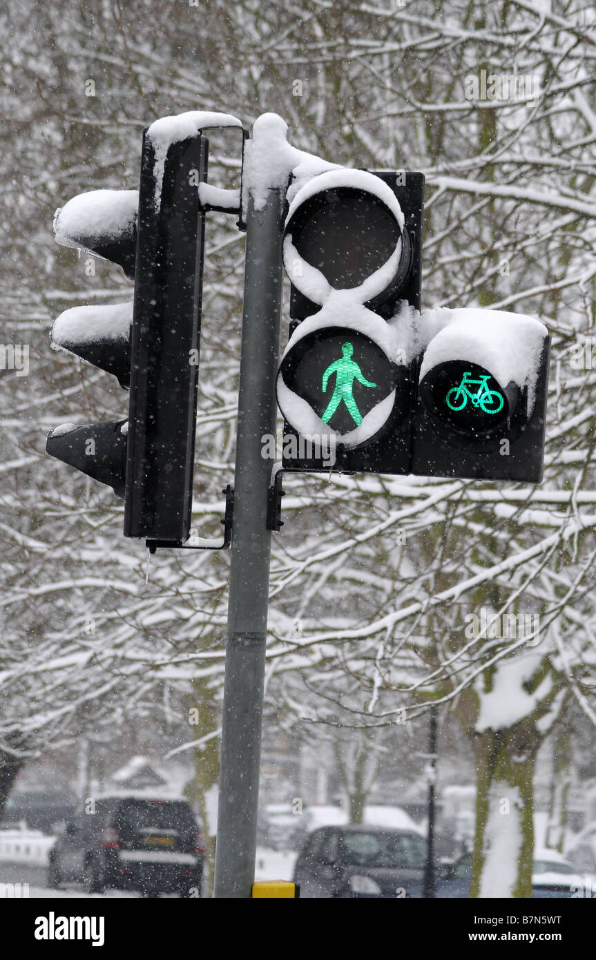 Feux de circulation dans la neige symbole montrant à pied Banque D'Images