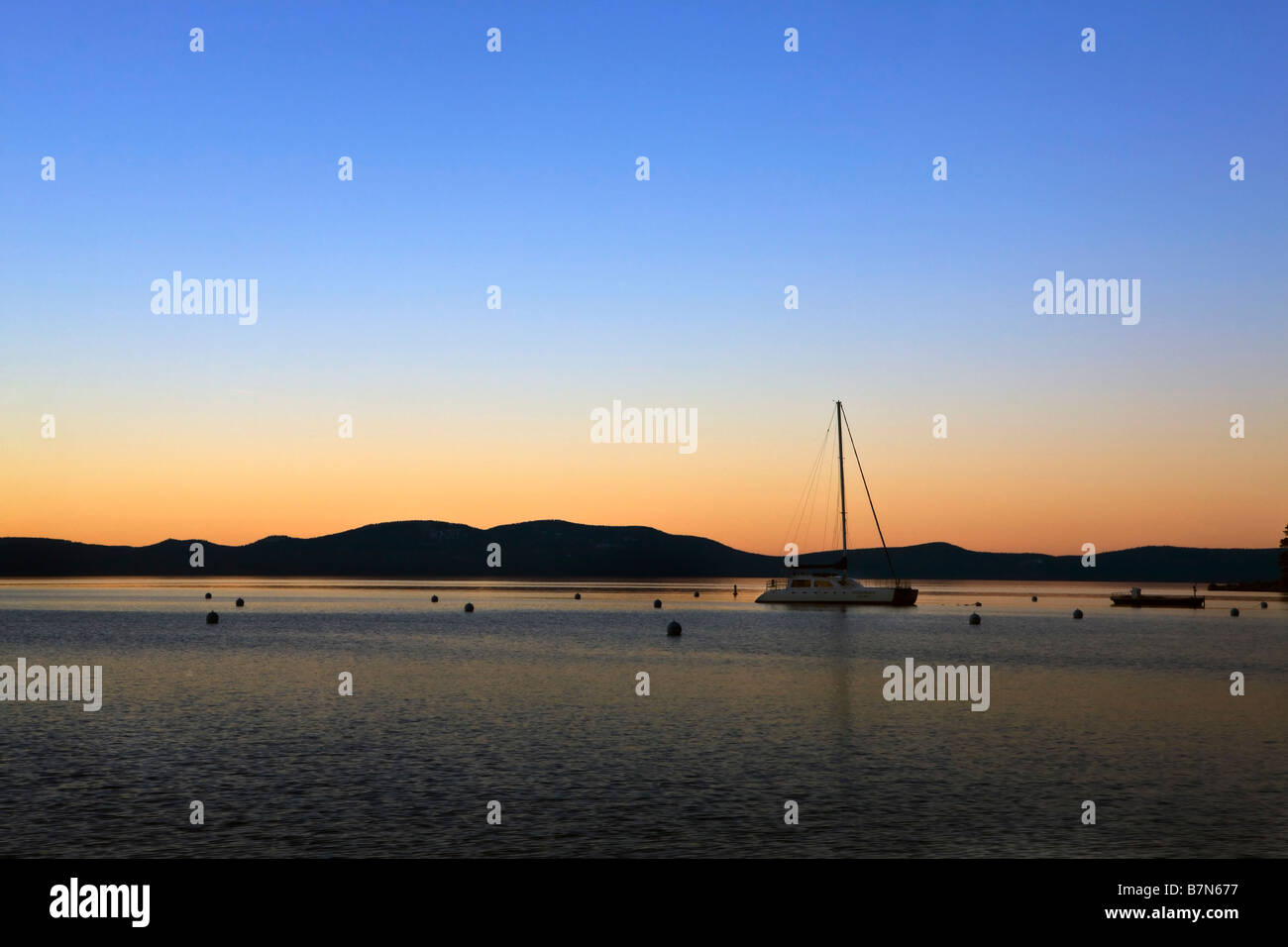 Un voilier est amarré à Zephyr Cove Lake Tahoe Nevada au coucher du soleil Banque D'Images