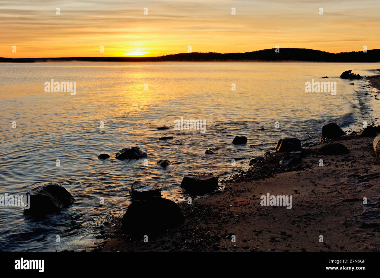 Le lac Supérieur Sunrise de Bay four avec vue sur Grand Island à Alger County Michigan Banque D'Images