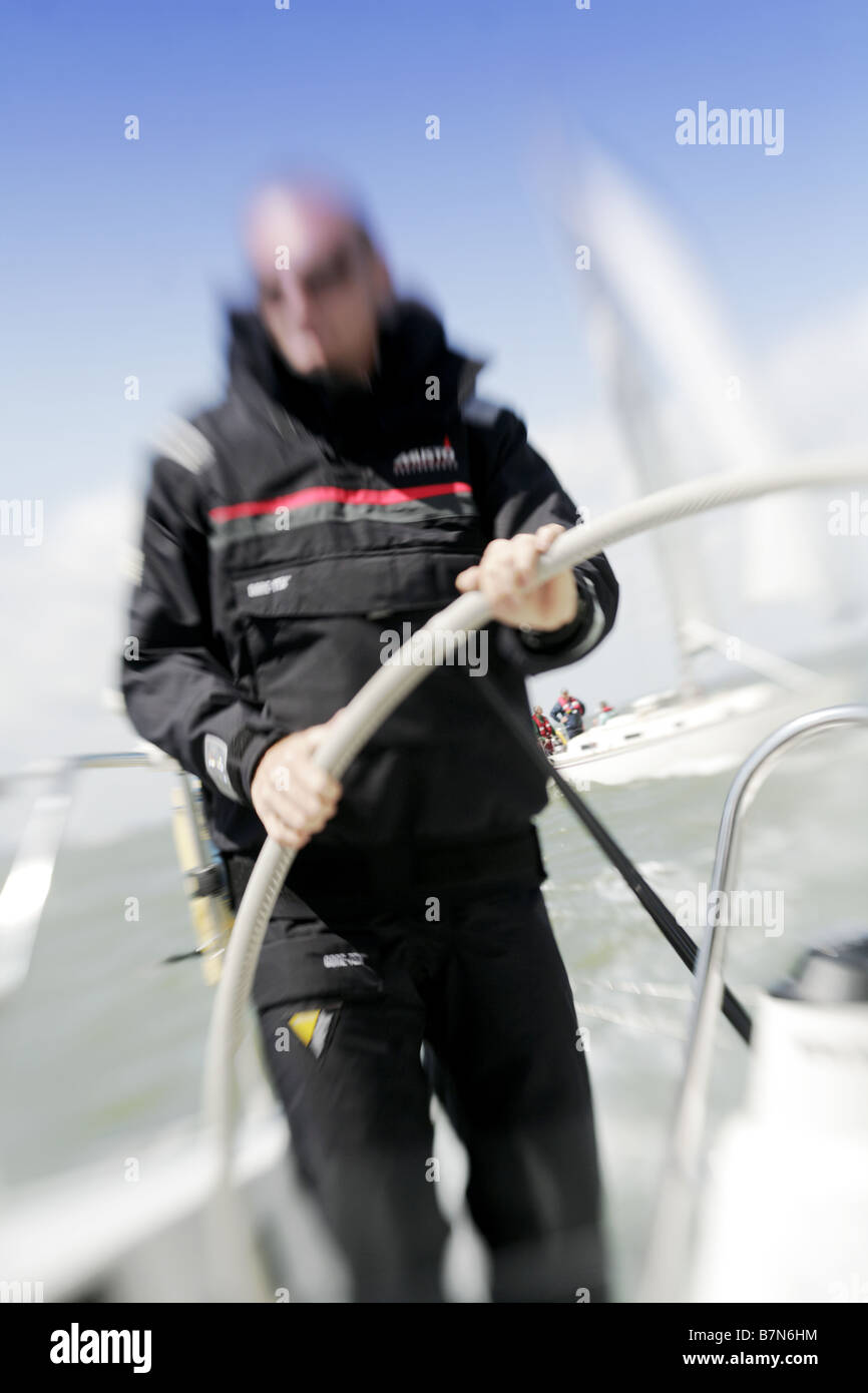 Résumé Vue d'un homme solitaire skippering un voilier de course Banque D'Images