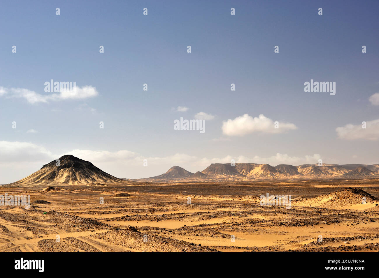 Une belle vue sur les collines de l'ouest du désert de l'Égypte au sable doré, petites dunes et de grandes collines en arrière-plan Banque D'Images