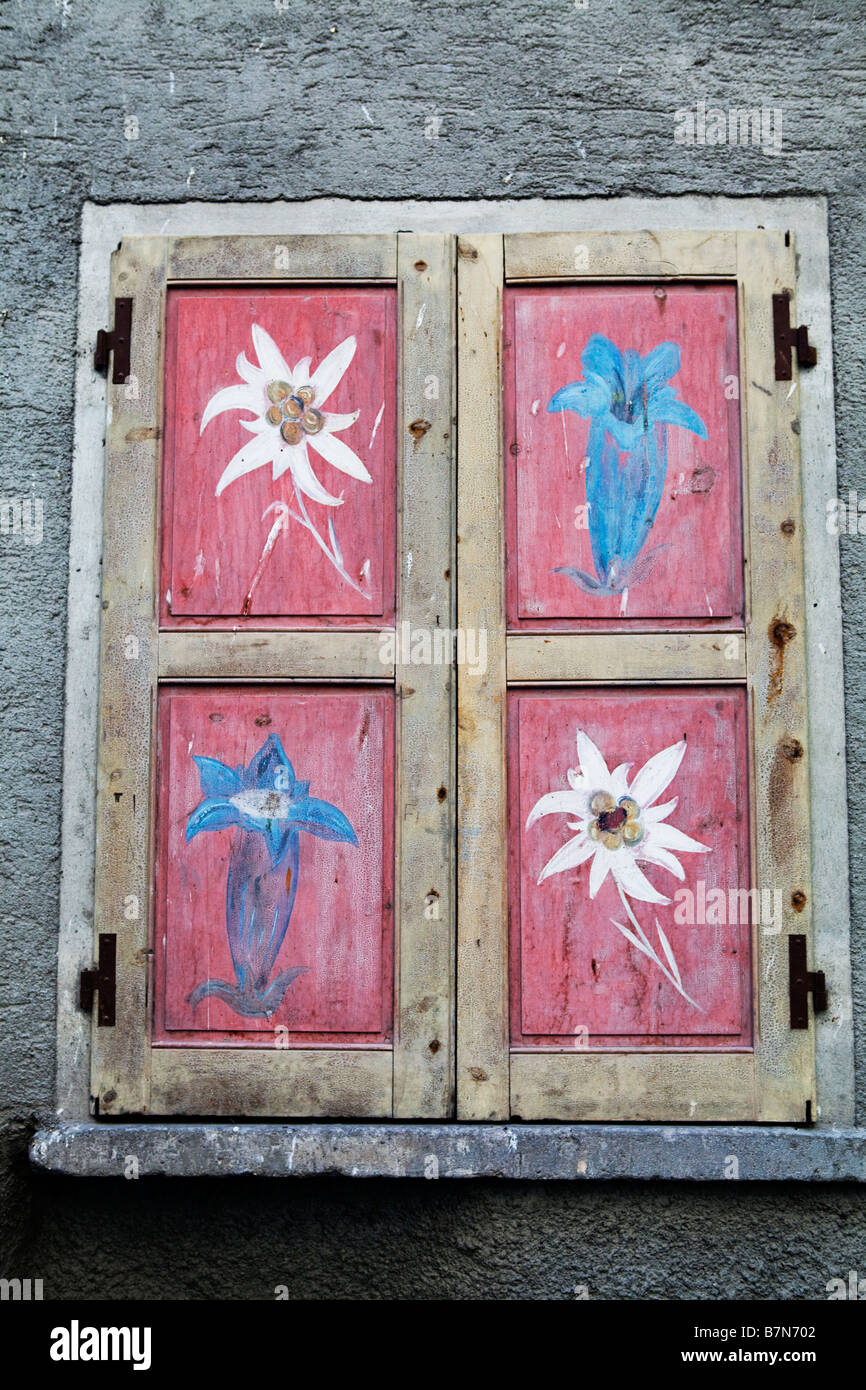 Volets peints avec des motifs de fleurs. La Valteline, Bormio, Sondrio, Italie Banque D'Images