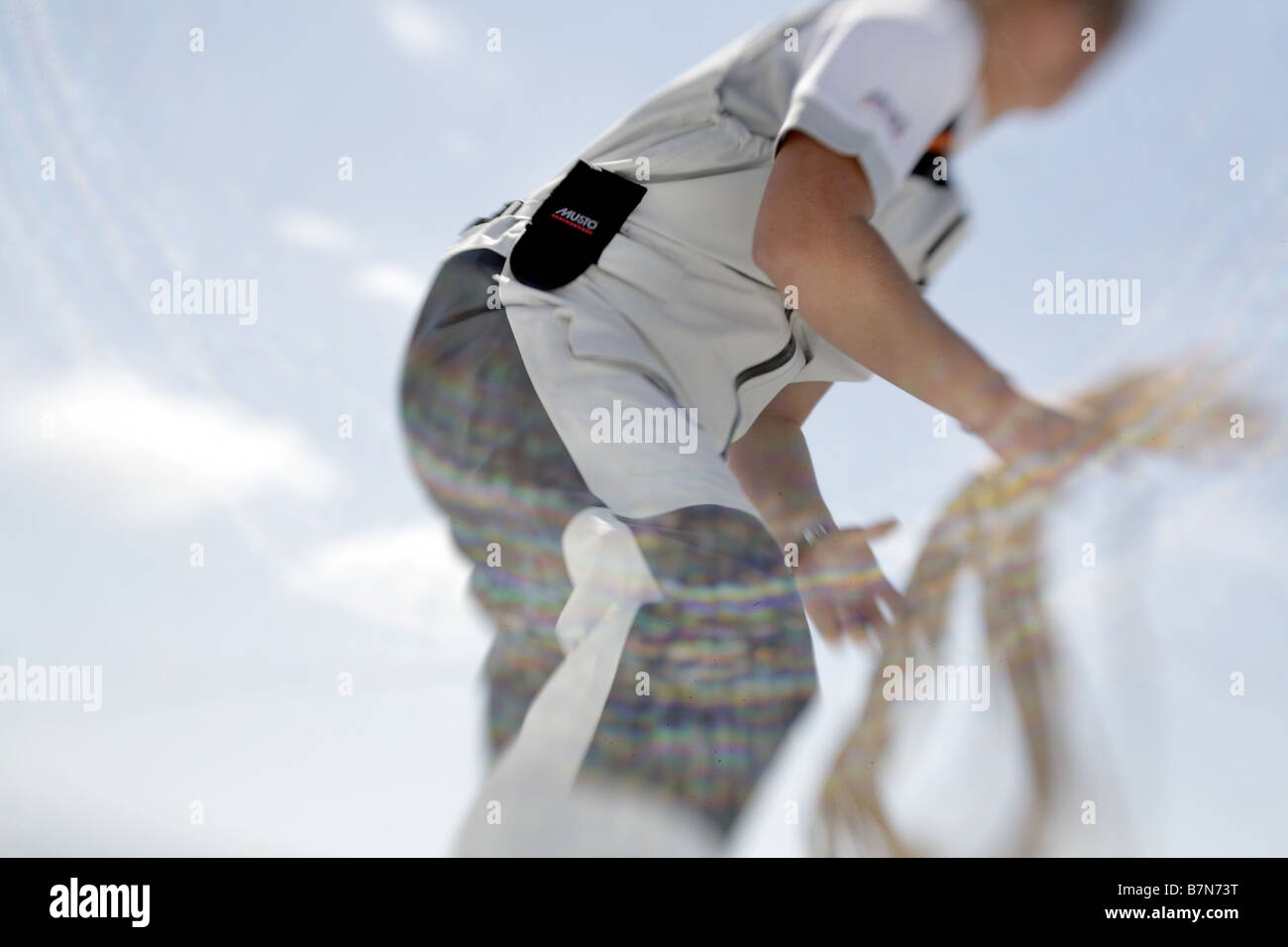 Solitaire skippering un voilier de course Banque D'Images