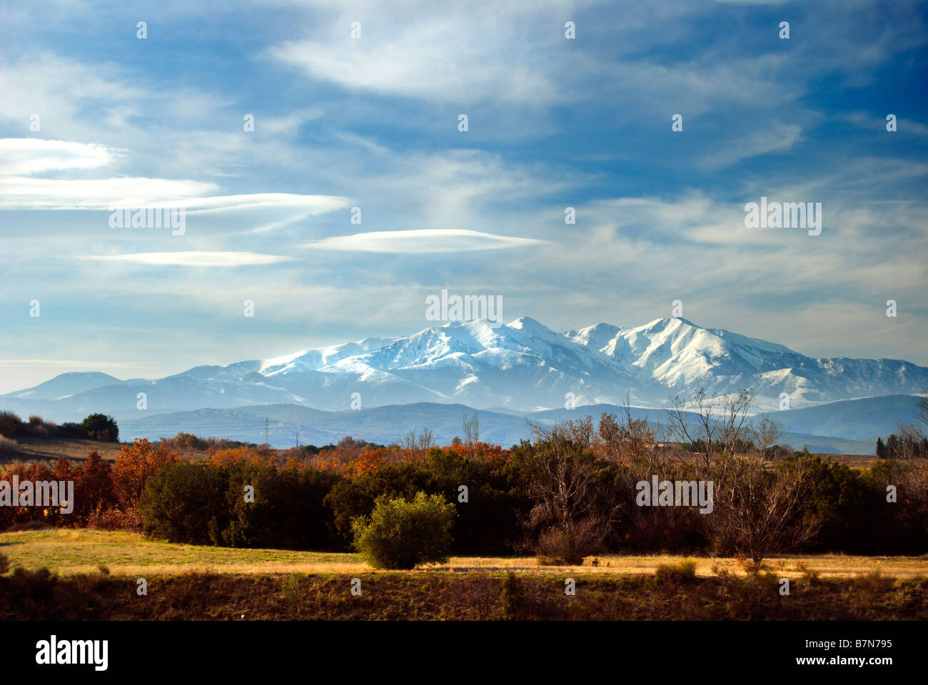 Nuages lenticulaires sur une couverte de neige Pic du Canigou dans les Pyrénées orientales. Banque D'Images