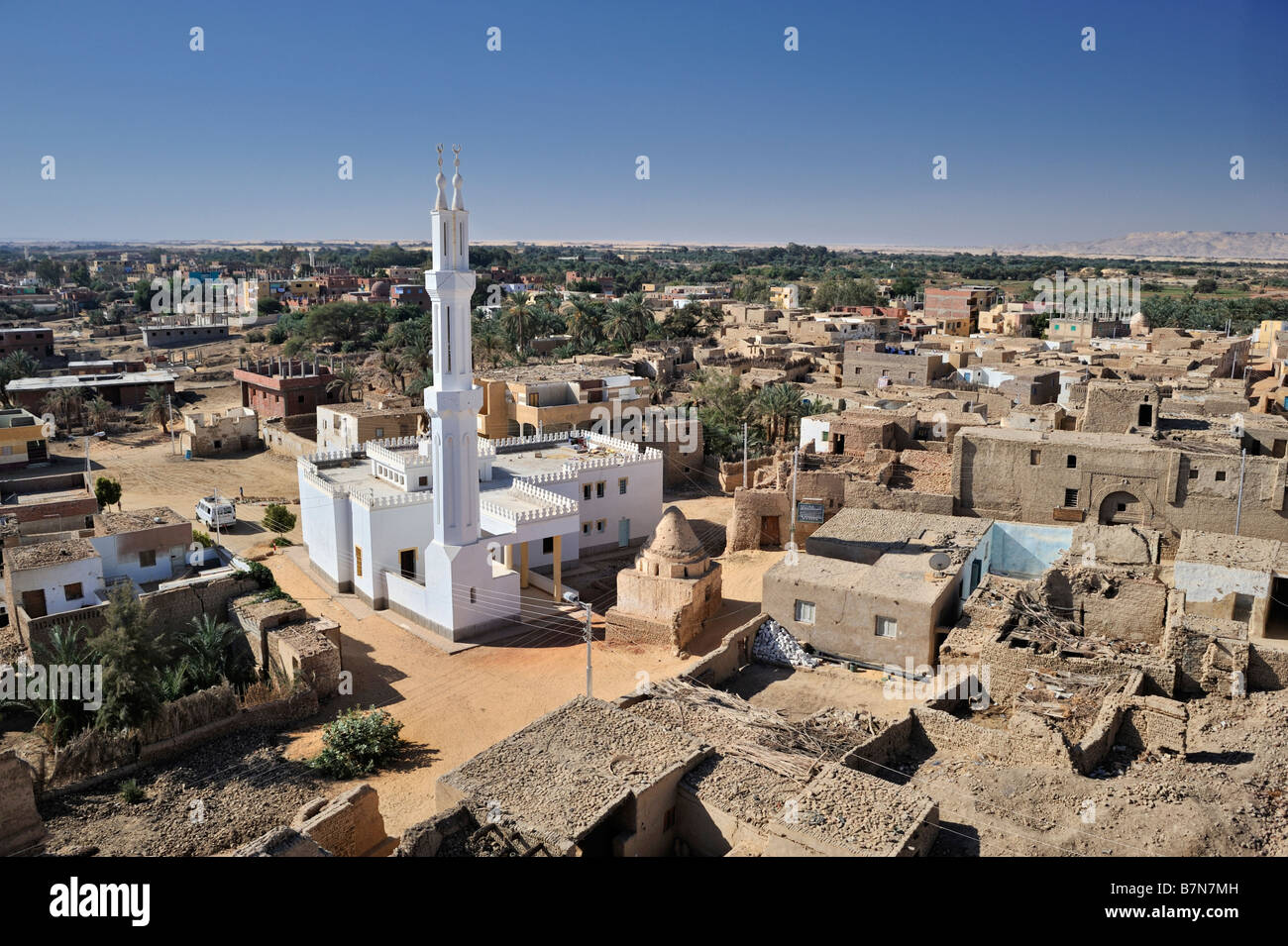 Ville Oasis d'Al Qasr dans le désert occidental de l'Égypte avec la vieille ville et la mosquée Banque D'Images