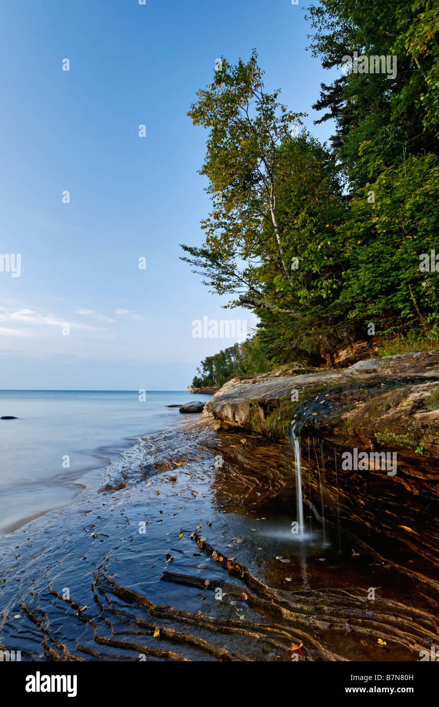 Vue sur petite cascade et robuste à partir de la rive du lac Supérieur dans la plage mineurs Pictured Rocks National Lakeshore , Michigan Banque D'Images