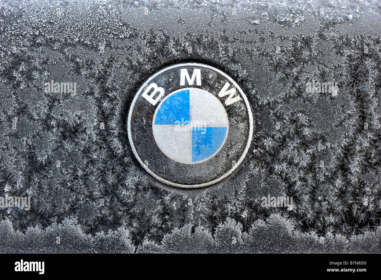 Moteur voiture badge BMW frozen black allemagne deutschland hiver froid glace gel Banque D'Images