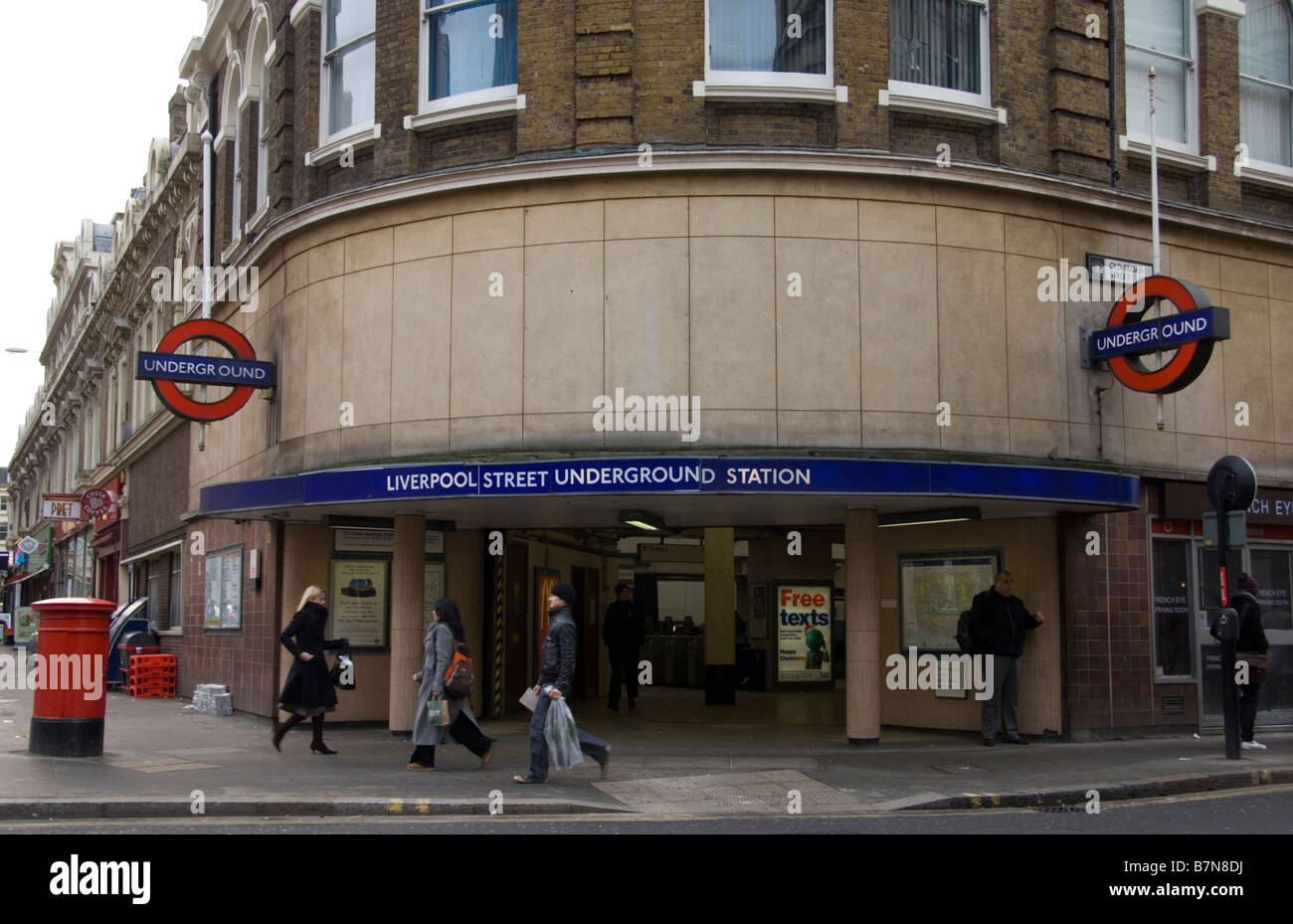 Les gens à l'extérieur de la station de métro Liverpool Street, Londres Banque D'Images