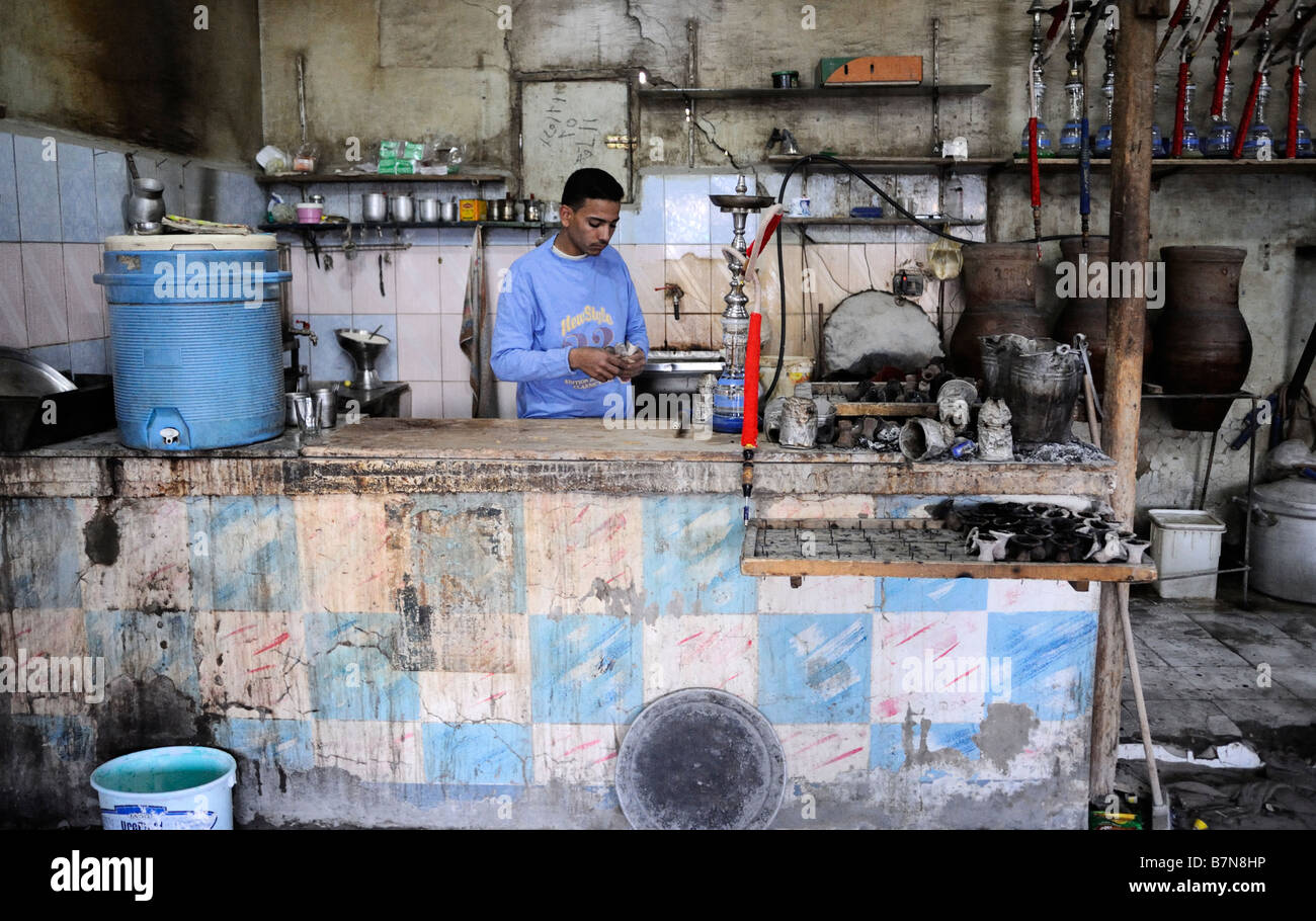 Ancien magasin de thé avec tuyau chicha et cafe travailleur dans l'ancienne ville de oasis Farafra, dans désert occidental de l'Egyprt Banque D'Images