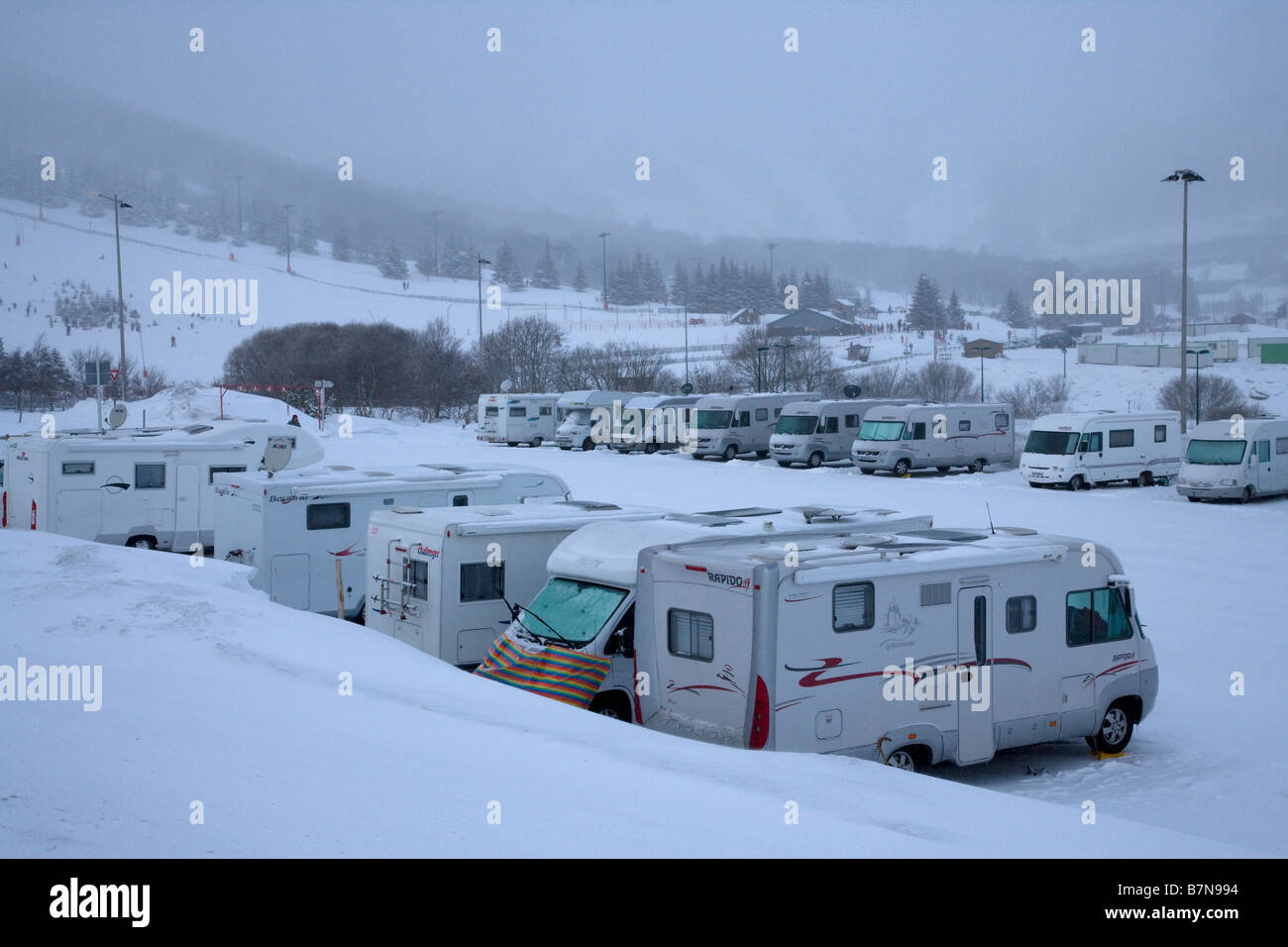 Aire De Camping Car A Super Besse R V motorhomes en garage mort dans la neige d'hiver , super-Besse, le  massif du Sancy, Auvergne, France, Europe Photo Stock - Alamy
