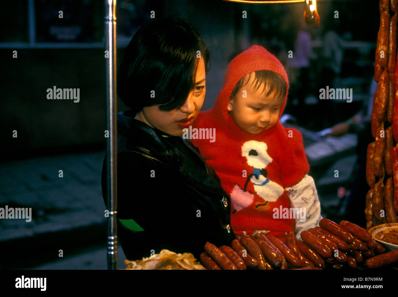 Le peuple chinois, femme chinoise, femme adulte, femme, jeune garçon, bébé garçon, garçon, mère et fils, enfant, Kunming, Province du Yunnan, Chine Banque D'Images