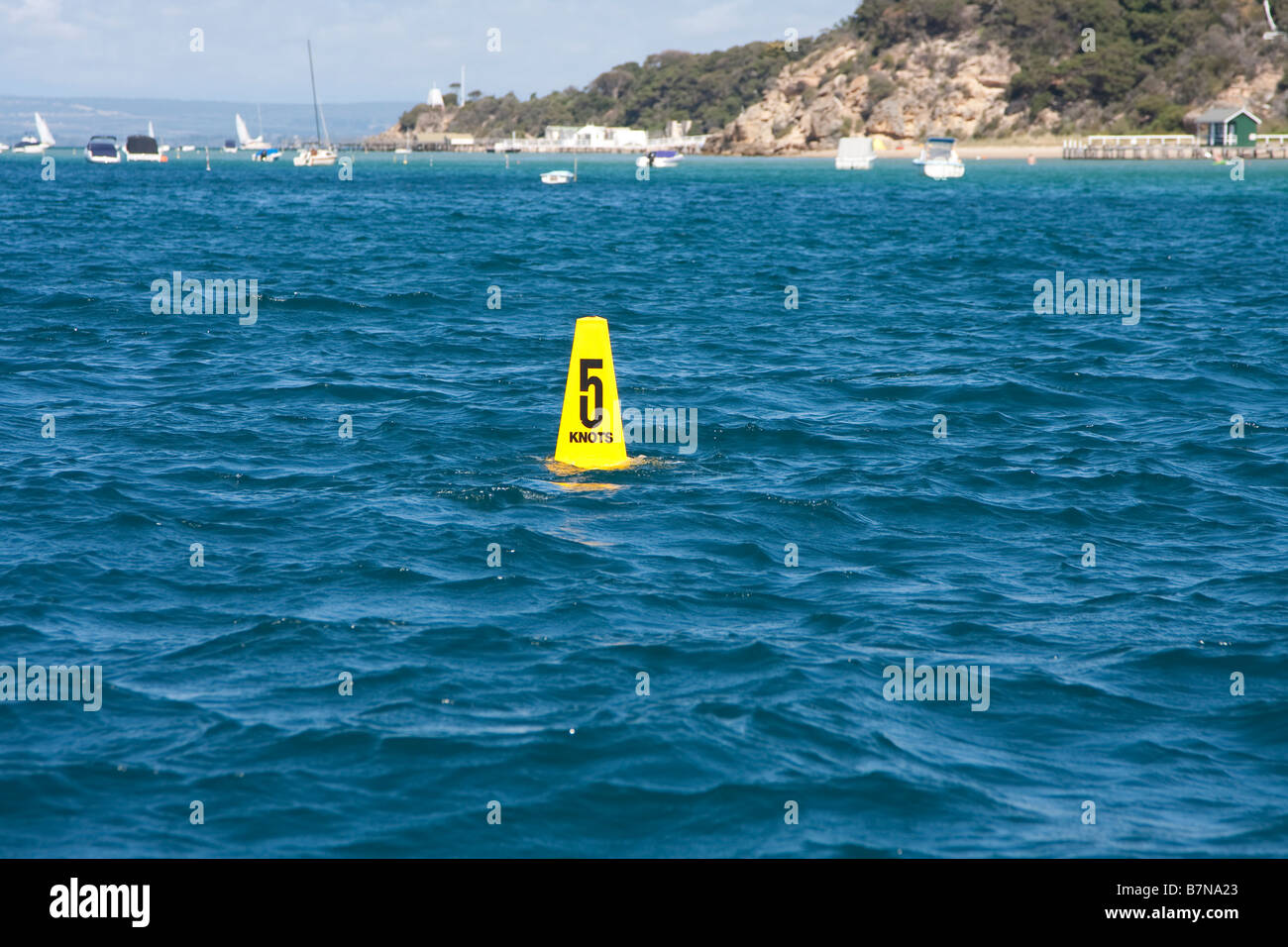 Métier de l'eau - limite de vitesse 5 nœuds. Portsea Off, Mornington Peninsula, Victoria, Australie. Banque D'Images