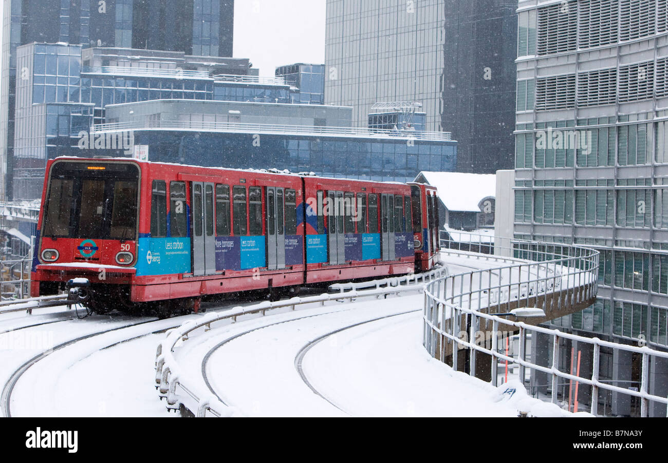 Des scènes de neige dans le quartier des docks de Londres, février 2009 Le DLR (Docklands Light Railway station South Quay laissant Banque D'Images