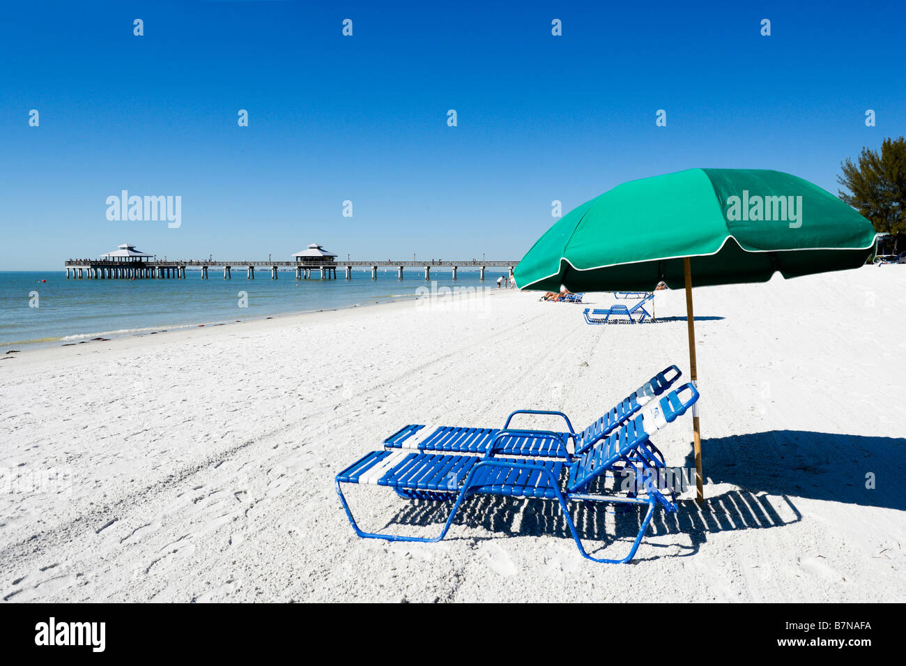 Plage et jetée, Estero Island, Fort Myers Beach, la Côte du Golfe, Florida, USA Banque D'Images Plage et jetée, Estero Island, Fort Myers Beach, la Côte du Golfe, Florida, USA Banque D'Images