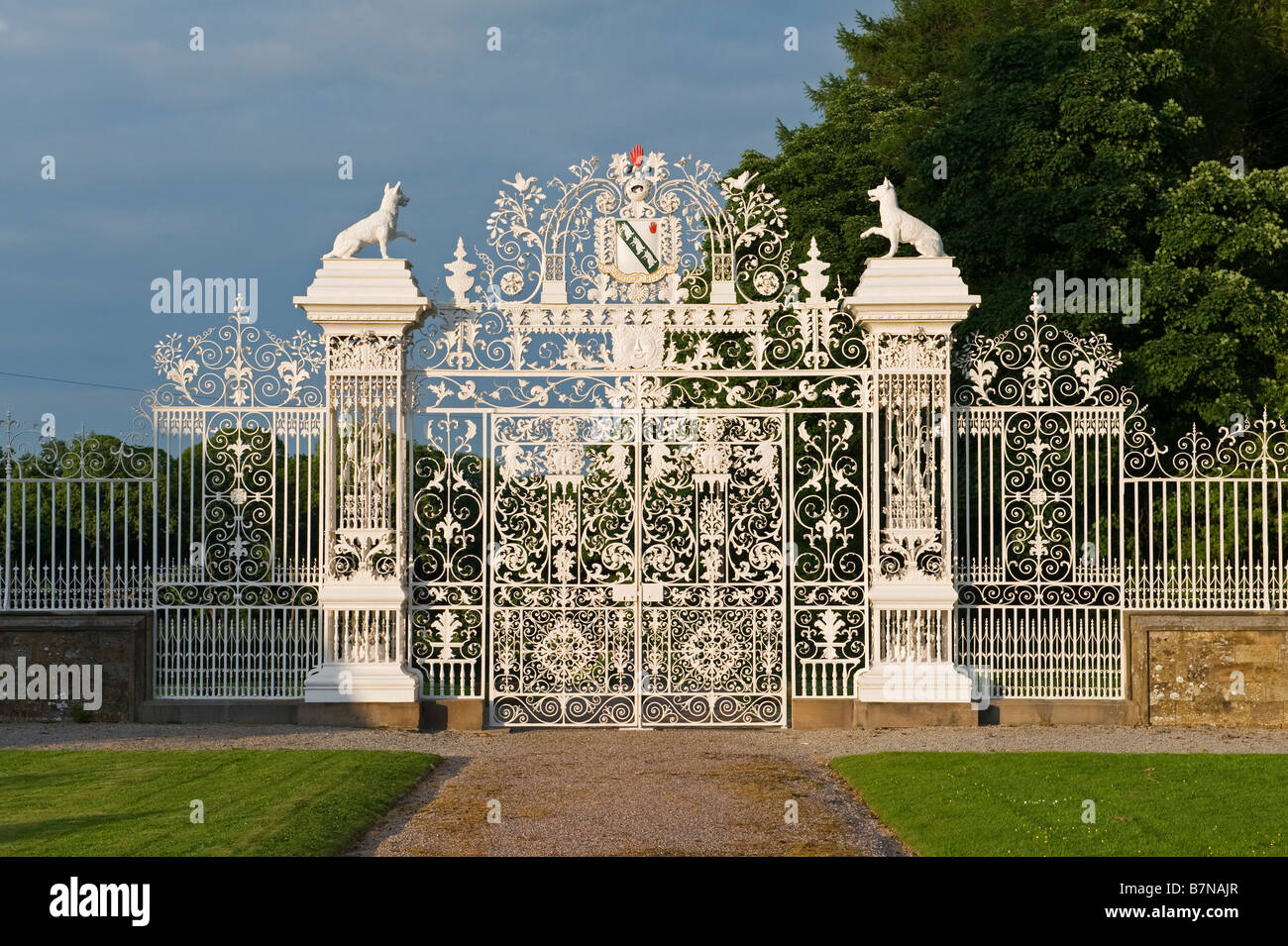 Château de Chirek, Wrexham, Pays de Galles, Royaume-Uni. Les célèbres portes en fer forgé fabriquées en 1719 portant l'écusson de la famille Myddleton Banque D'Images