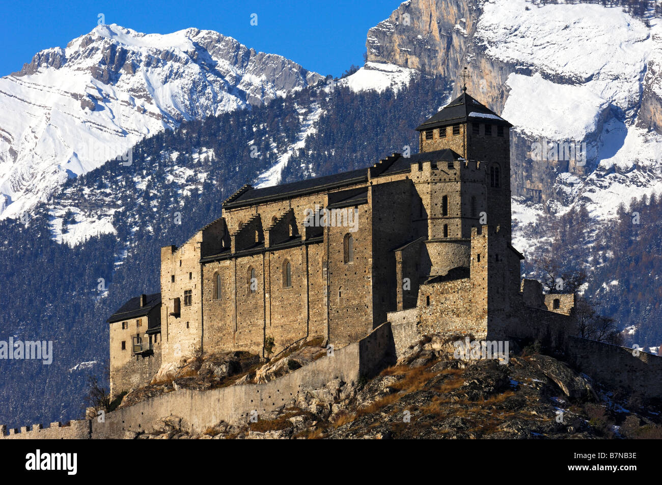 Valeria gothique forteresse Château de Valère contre les pics couverts de neige sur les Alpes Pennines, Sion, Valais, Suisse Banque D'Images
