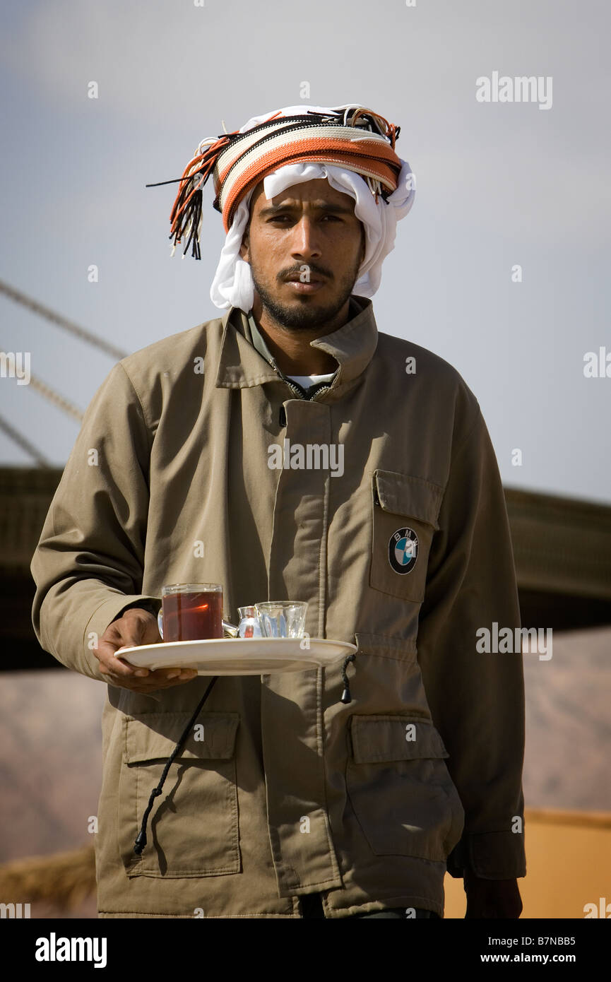 Bedouin waiter serving tea, Dahab, Egypte Banque D'Images