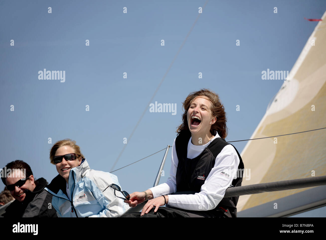 2 femmes marins s'amusant sur un yacht Banque D'Images