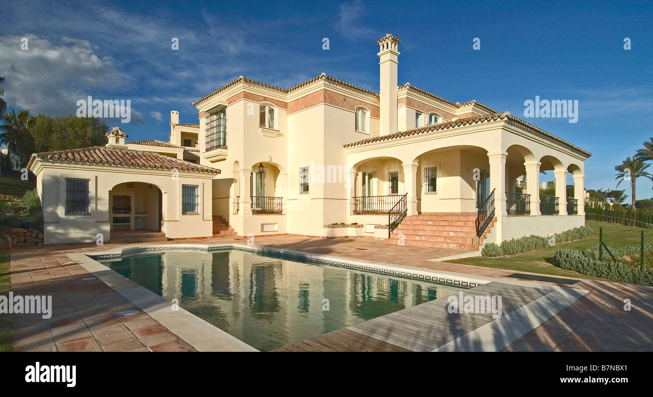 Piscine et grande villa de luxe construite par Mclundie Villas sur l