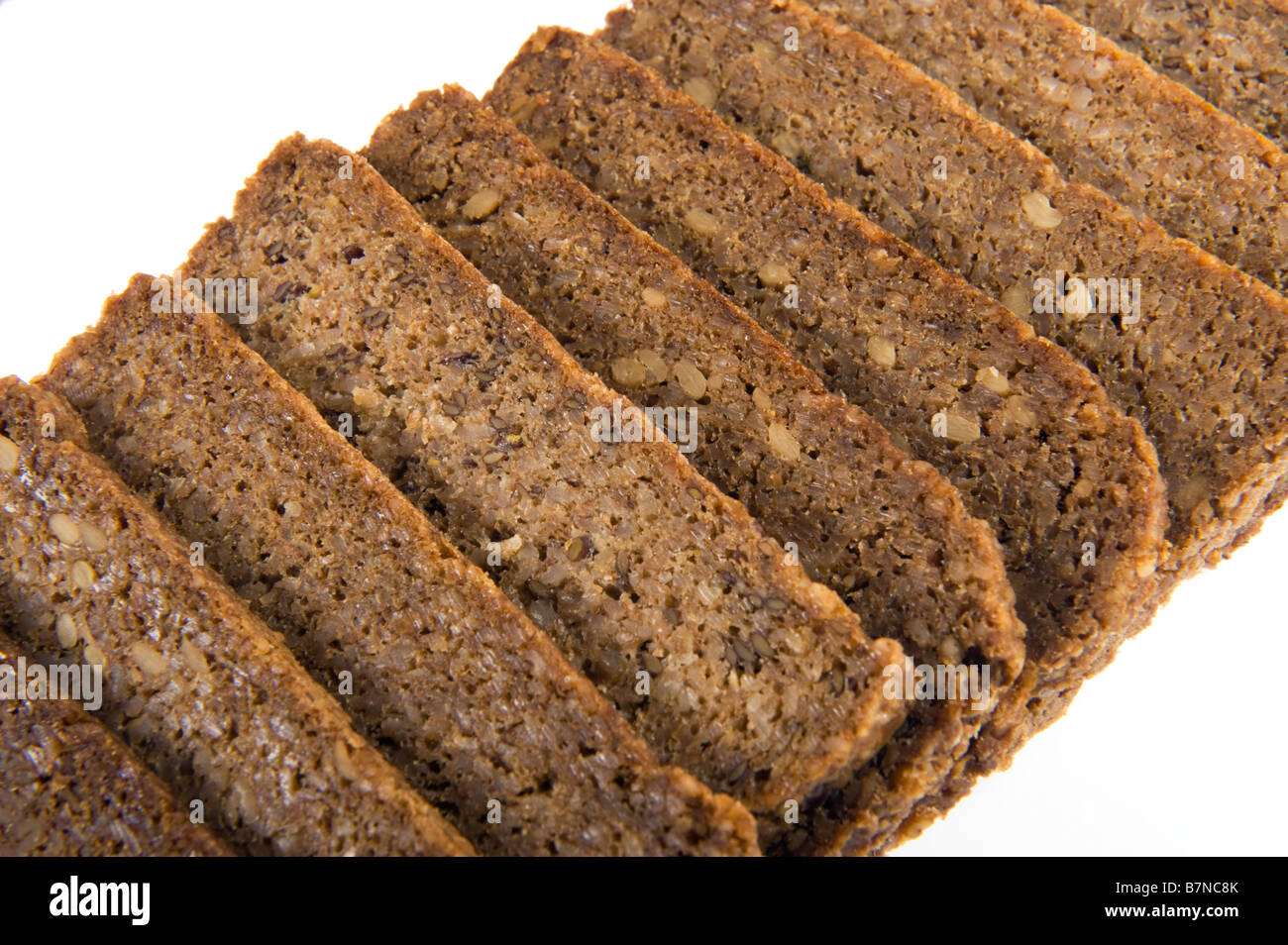 Tranches de pain brun foncé allemand bien volé ensemble maïs grain maïs pain denrée alimentaire de blé entier Pain complet assortime Banque D'Images