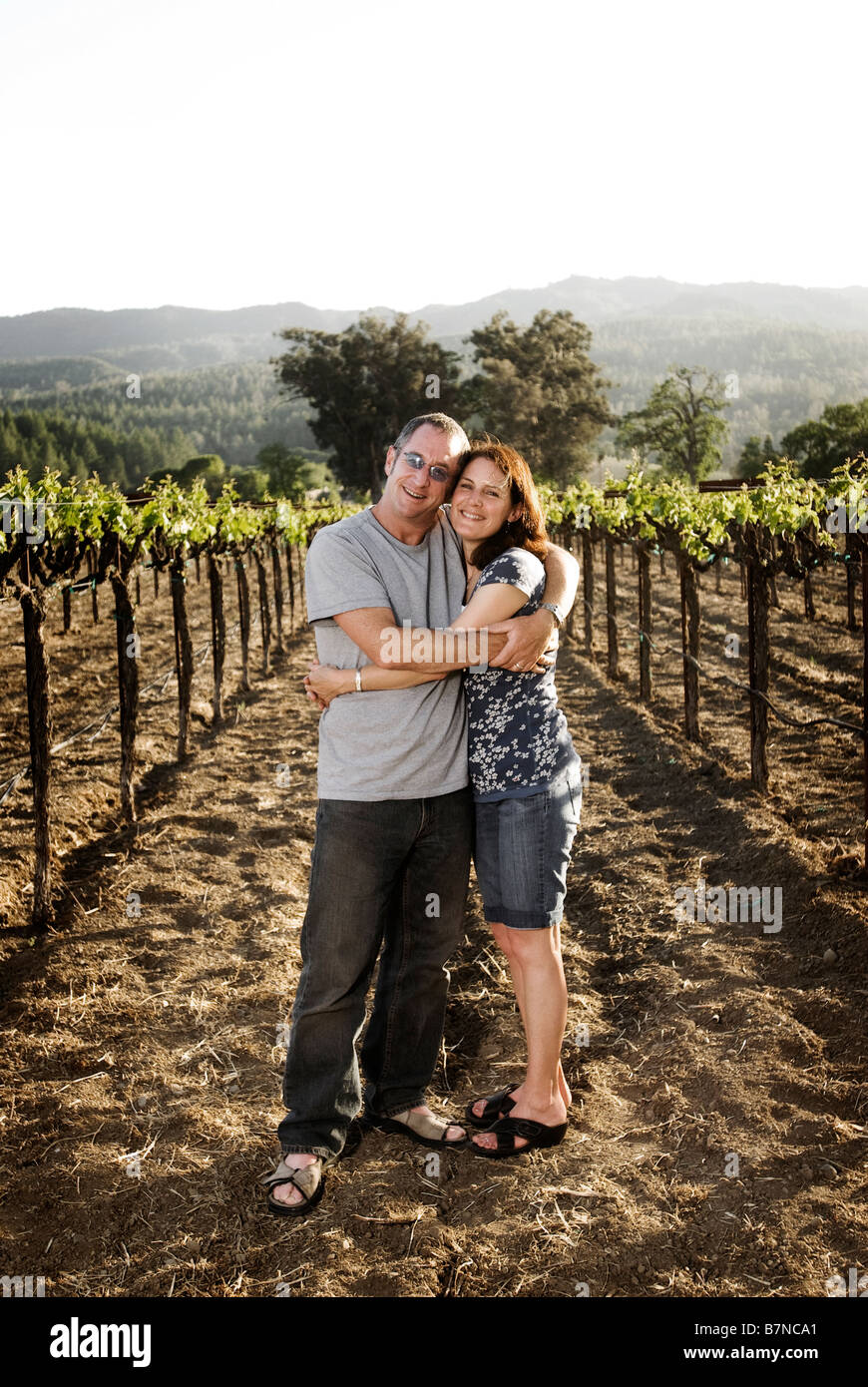 Couple hugging in California vineyard Banque D'Images