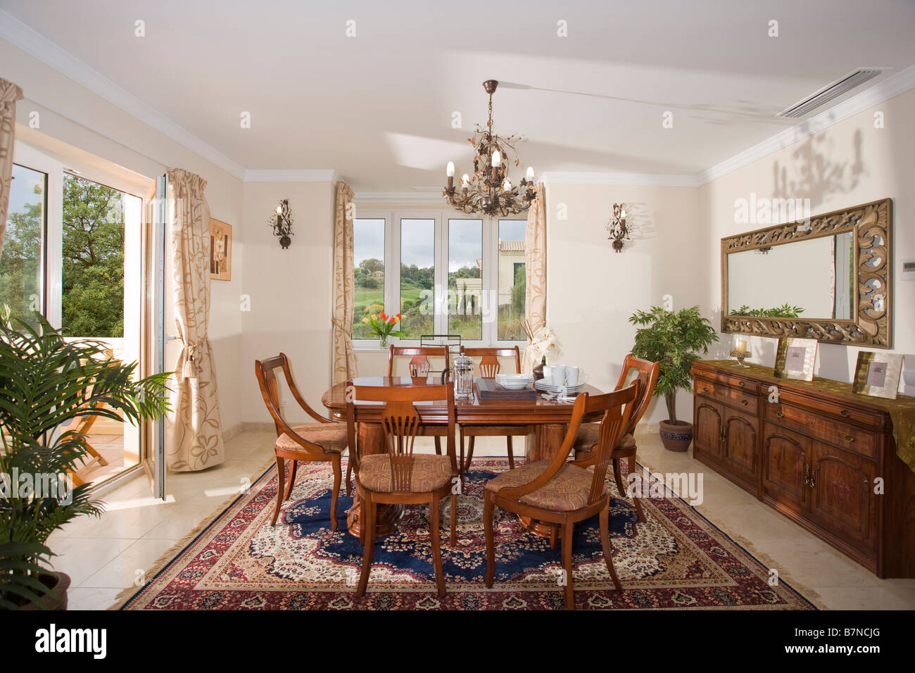 Traditionnel Chandelier table et chaises en espagnol pays salle à