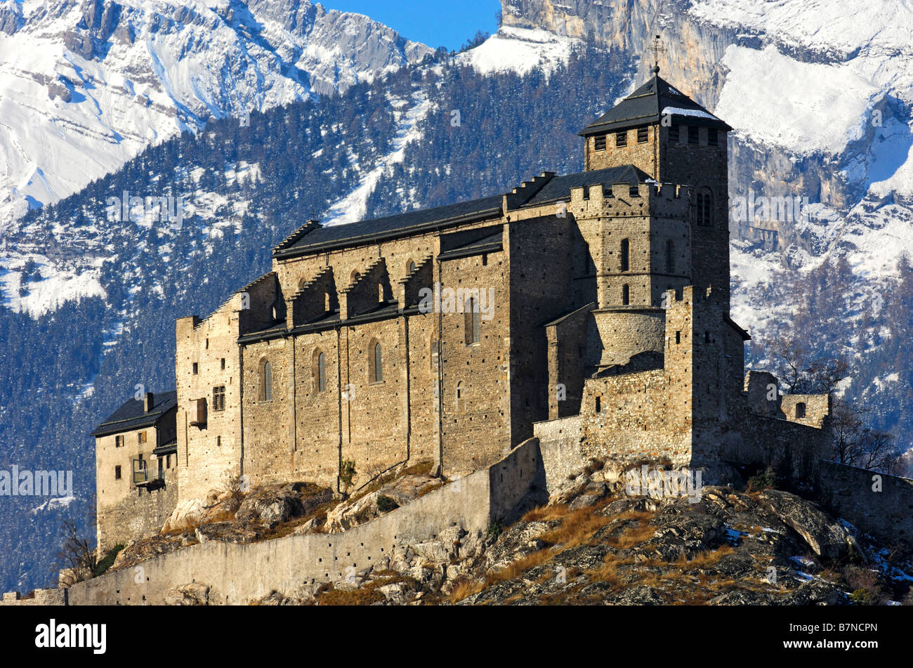 Valeria gothique forteresse Château de Valère contre les pics couverts de neige sur les Alpes Pennines Sion Valais Suisse Banque D'Images