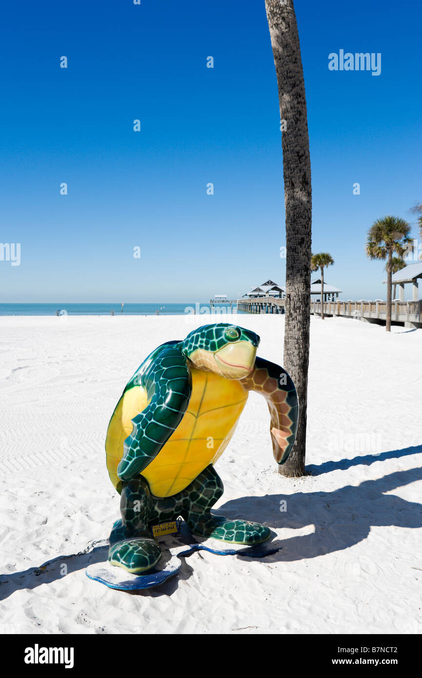 La figure d'une tortue par Anthony Di Falco en face de la jetée de la plage de Clearwater, la Côte du Golfe, Florida, USA Banque D'Images La figure d'une tortue par Anthony Di Falco en face de la jetée de la plage de Clearwater, la Côte du Golfe, Florida, USA Banque D'Images