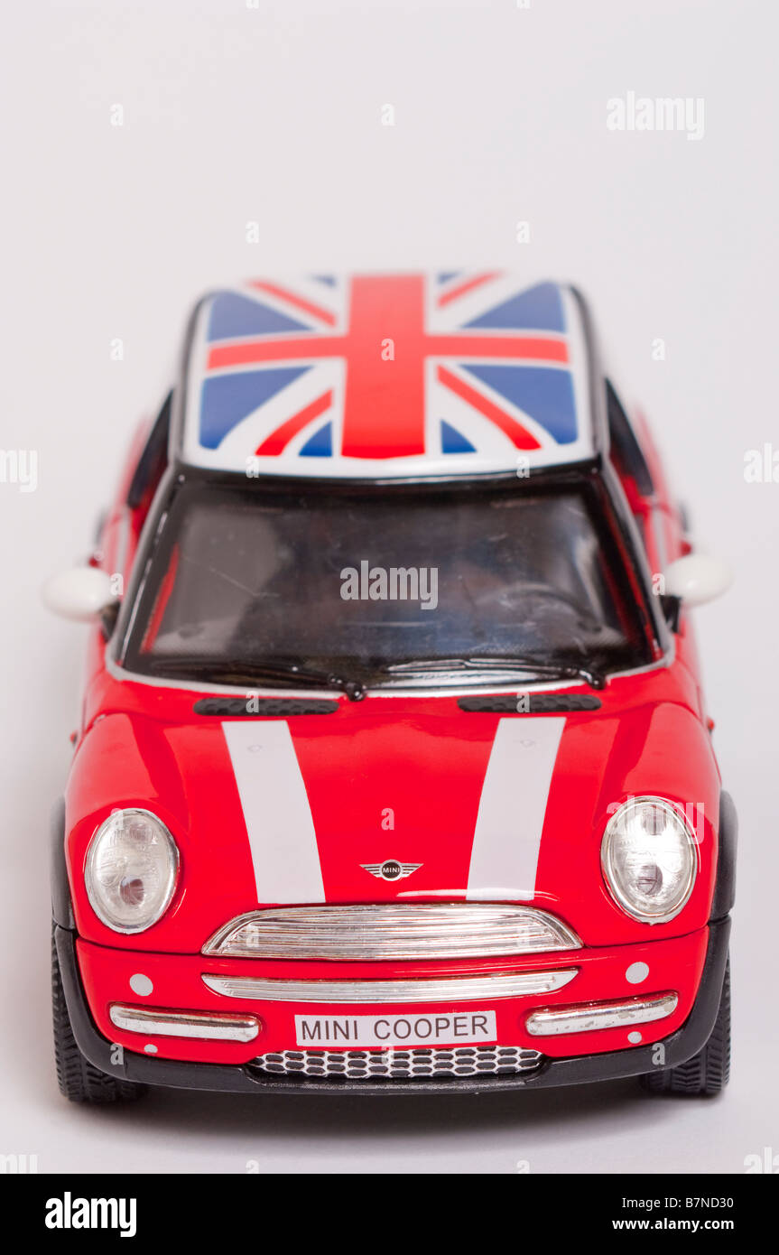 Un gros plan d'un jouet modèle Mini cooper voiture sur un fond blanc Banque D'Images